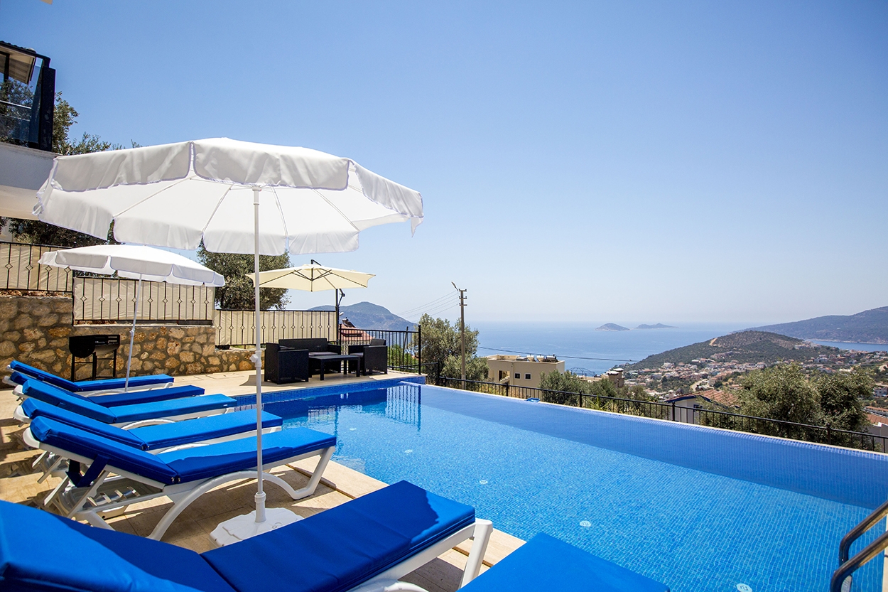 Kalkan'da ısıtmalı havuzlu villalarımızda 12 ay havuz keyfi sunuyoruz.