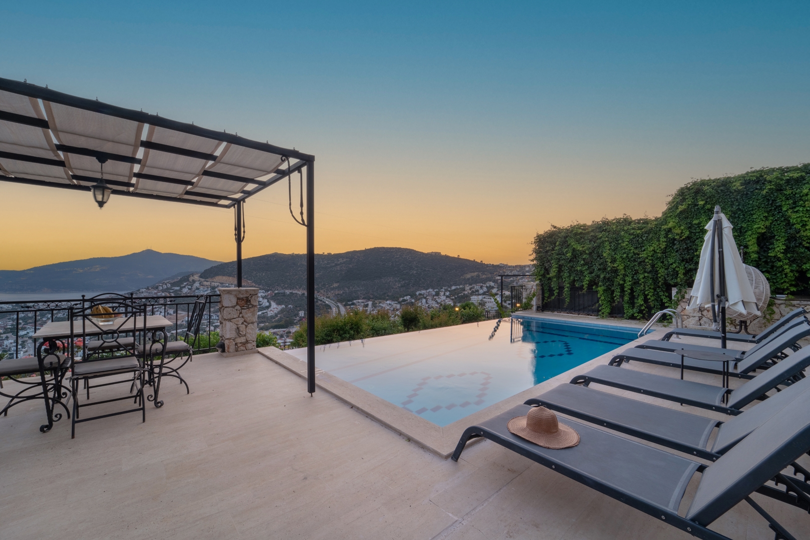 Kalkan'da size özel lüks bir villada keyifli tatilin adresi baynurvillas.com